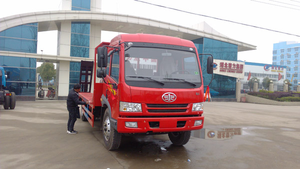 解放180馬力平板運(yùn)輸車(chē)前臉